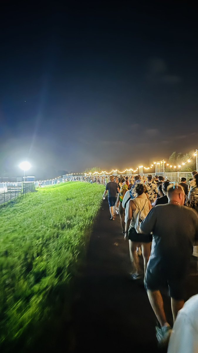 cesaralfayeth's tweet photo. Nos hicieron caminar 30 minutos más para tomar los shuttles que nos regresarían a los hoteles del paquete Global journey, mal @tomorrowland 👎🏻 https://t.co/b0mwU6q1G0