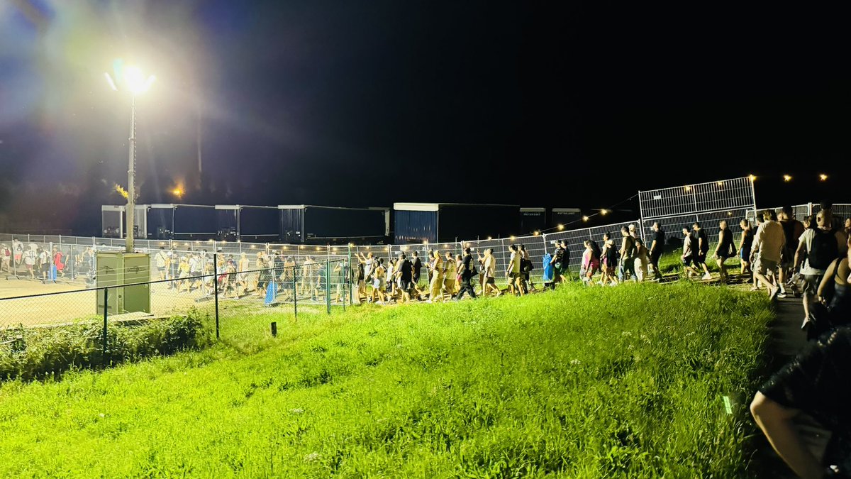 cesaralfayeth's tweet photo. Nos hicieron caminar 30 minutos más para tomar los shuttles que nos regresarían a los hoteles del paquete Global journey, mal @tomorrowland 👎🏻 https://t.co/b0mwU6q1G0
