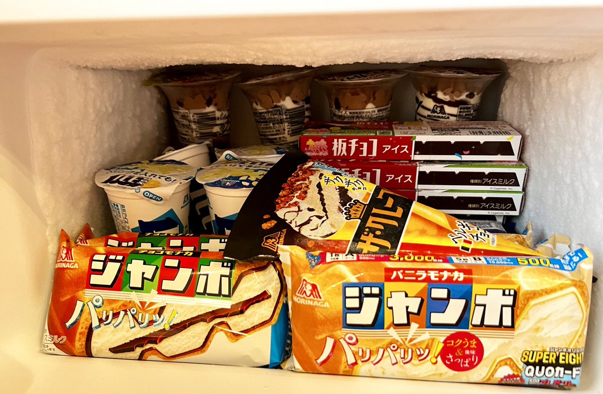 guli_and_gula's tweet photo. 子供が大喜びする部屋に泊まってきた🍫🥹
森永とのコラボルームで、お部屋に森永のお菓子とアイスが一式用意されてて、宿泊中はここにある全て食べ放題❣️笑
あとコックさんコスプレとお菓子の家作りセットももらえて、子供大喜びのデブ活ルームでした😂🩷(ほぼ食べれなかったけど笑)
外もすごくて、続 https://t.co/v9FGGApODQ