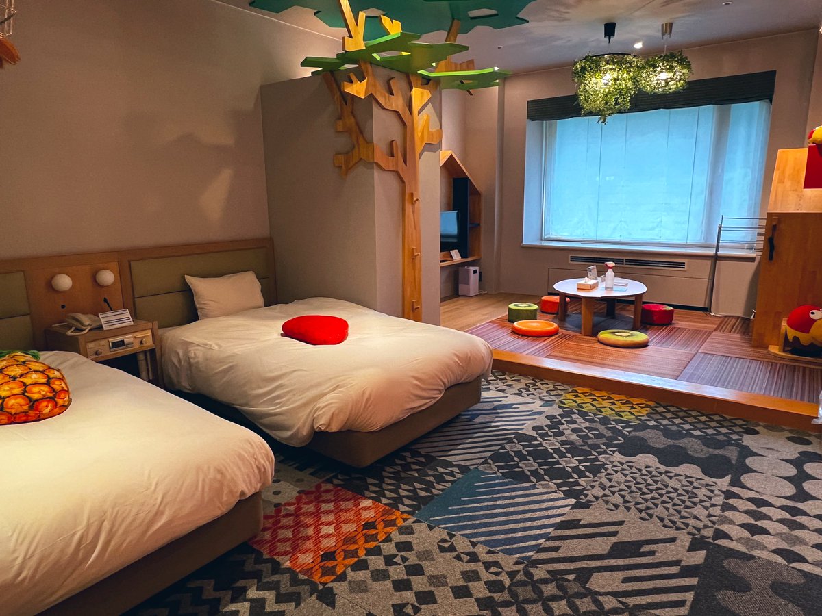 guli_and_gula's tweet photo. 子供が大喜びする部屋に泊まってきた🍫🥹
森永とのコラボルームで、お部屋に森永のお菓子とアイスが一式用意されてて、宿泊中はここにある全て食べ放題❣️笑
あとコックさんコスプレとお菓子の家作りセットももらえて、子供大喜びのデブ活ルームでした😂🩷(ほぼ食べれなかったけど笑)
外もすごくて、続 https://t.co/v9FGGApODQ