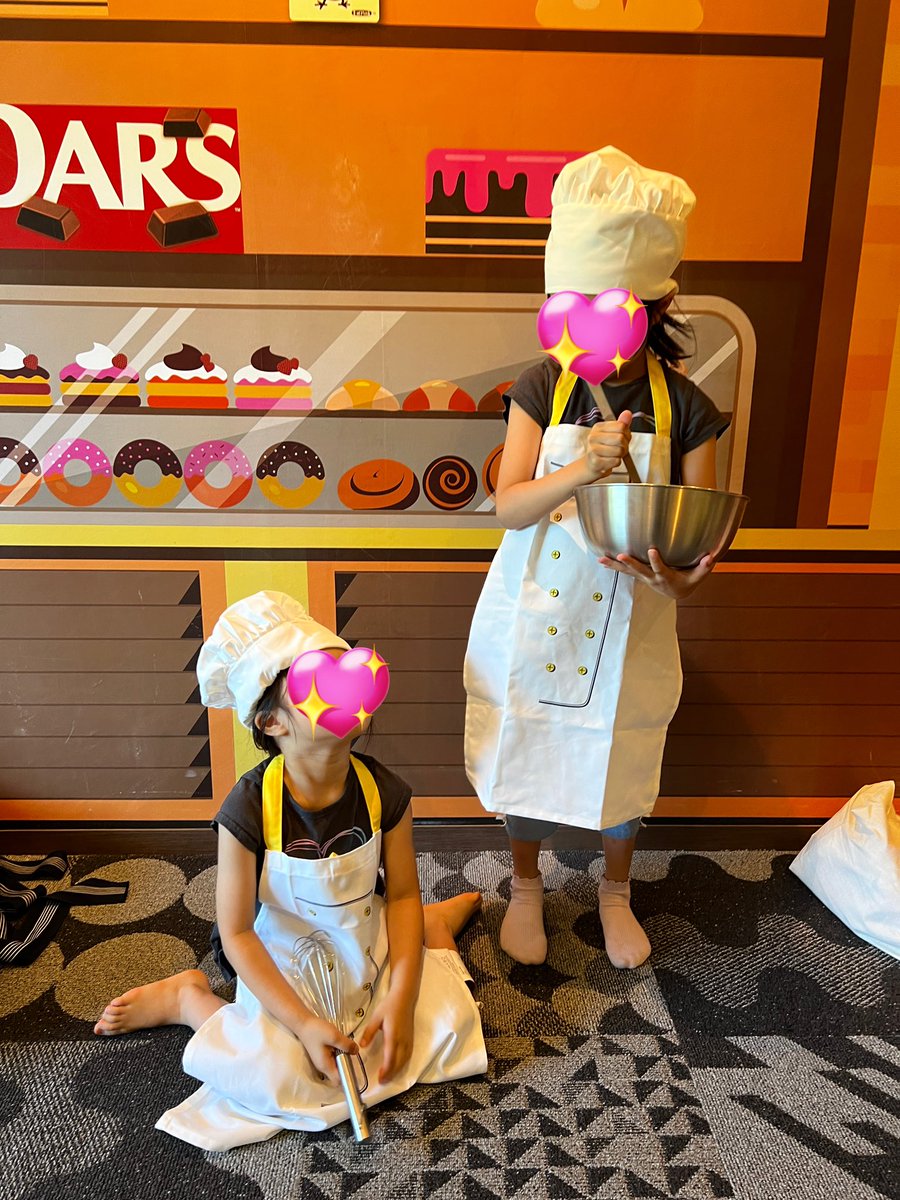guli_and_gula's tweet photo. 子供が大喜びする部屋に泊まってきた🍫🥹
森永とのコラボルームで、お部屋に森永のお菓子とアイスが一式用意されてて、宿泊中はここにある全て食べ放題❣️笑
あとコックさんコスプレとお菓子の家作りセットももらえて、子供大喜びのデブ活ルームでした😂🩷(ほぼ食べれなかったけど笑)
外もすごくて、続 https://t.co/v9FGGApODQ