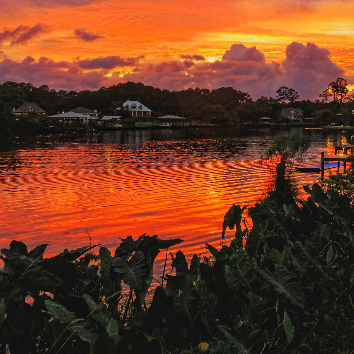 ThomasGeboyWX's tweet photo. Fire in the sky sunset from Fairhope this evening! Thanks to Steve Easley for sharing. https://t.co/h3lNkasxbi