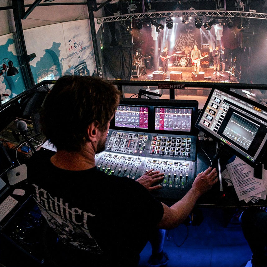 AvidLiveSound's tweet photo. 🎤 Front of House—up high!
📷 https://t.co/HTc76i5EG9
▶️ https://t.co/hElVavmyPd
#uphigh #foh #frontofhouse #mix #livesound #avids6l #avidlivesound #venues6l #avid https://t.co/pLbK1vHFVK