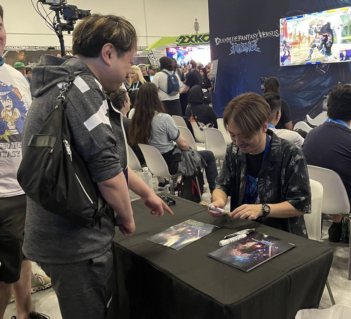 granblue_en's tweet photo. Earlier today: Minaba getting Fukuhara’s autograph at #evo2024 https://t.co/3Ok5BvPvaR