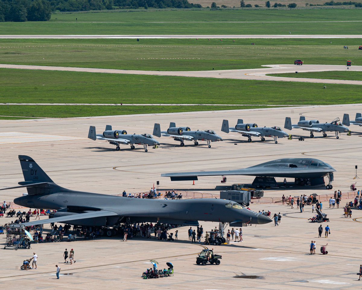 kadonkey's tweet photo. shade is under the B-1 not the B-2. still off limits. whiteman air show 13JULY24. (hetlage) https://t.co/3nfOV0jL53