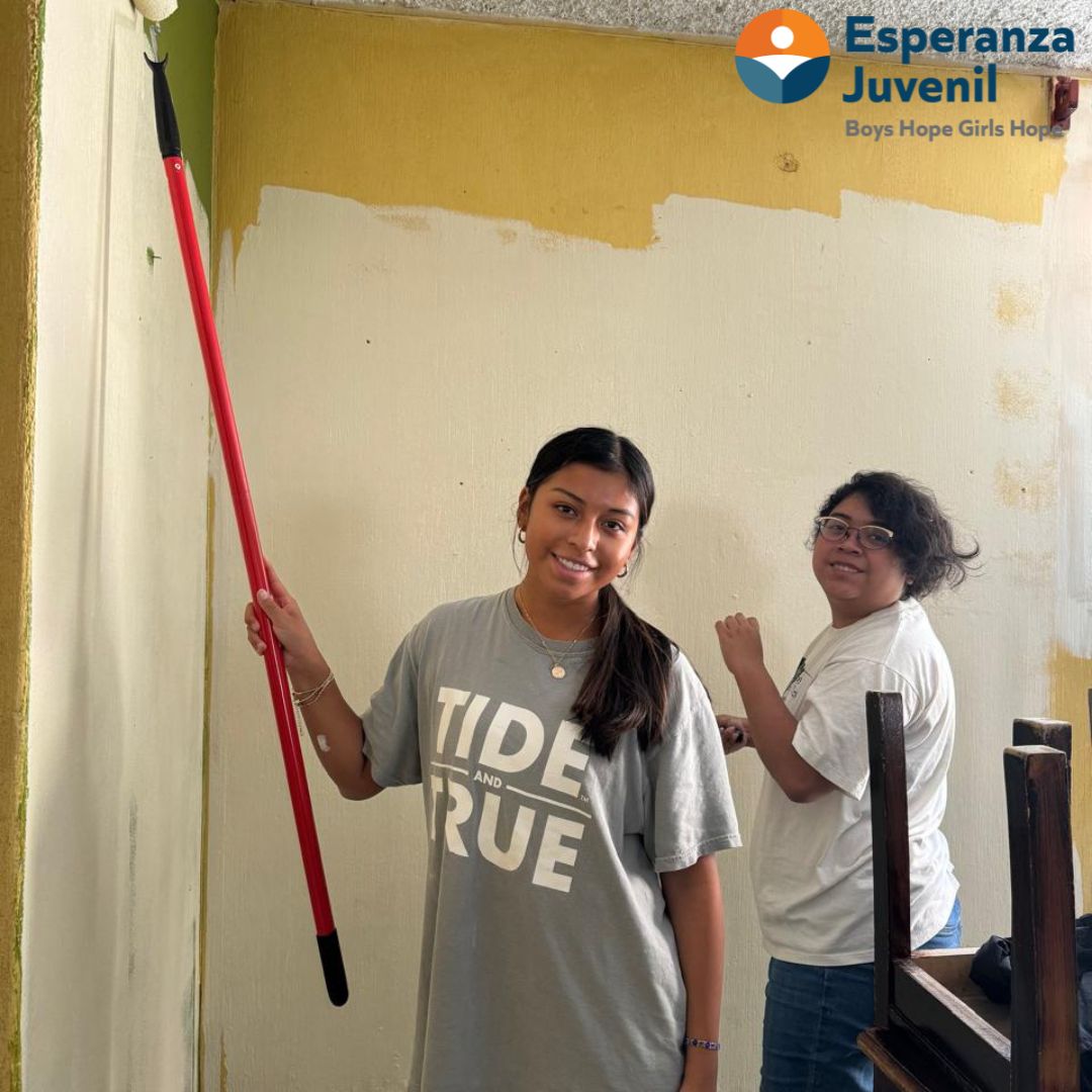 Con mucha emoción, recibimos a 11 voluntarios de <a href="/ftlomguatemala/">For the Love of Mateo</a> , quienes dedicaron su tiempo a pintar una de nuestras residencias. También compartieron un almuerzo con los estudiantes, creando un ambiente más acogedor y lleno de alegría. Agradecemos profundamente su compromiso.