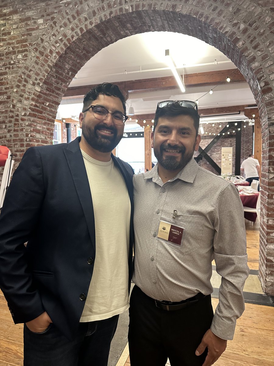 JCGonzalezOR's tweet photo. An absolute honor to join AHIVOY tonight for their annual celebration and support my dear friends Elena Rodriguez (@AlumbraC) and Miguel Lopez.

AHIVOY is a mighty organization that works with Latinx and Hispanic vineyard workers throughout the Willamette Valley. https://t.co/Js5W4Mp1w2