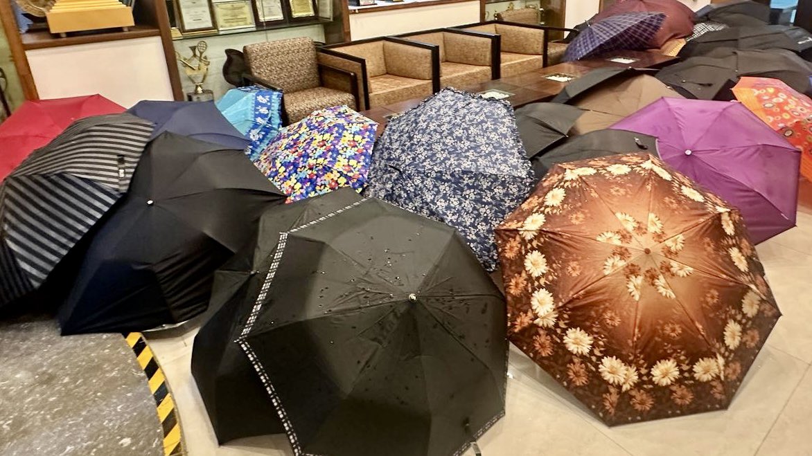 SaurabhJain4512's tweet photo. #MumbaiRains π Embracing the vibrant mornings at the office corridor with these colorful umbrellas! Who says office corridors have to be boring? #OfficeVibes #ColorfulMornings #BrightStart #RainbowUmbrellas #WorkplaceMotivation #RainbowVibes
#SaturdayMotivation #ColorfulStart https://t.co/QkcRU5QOld
