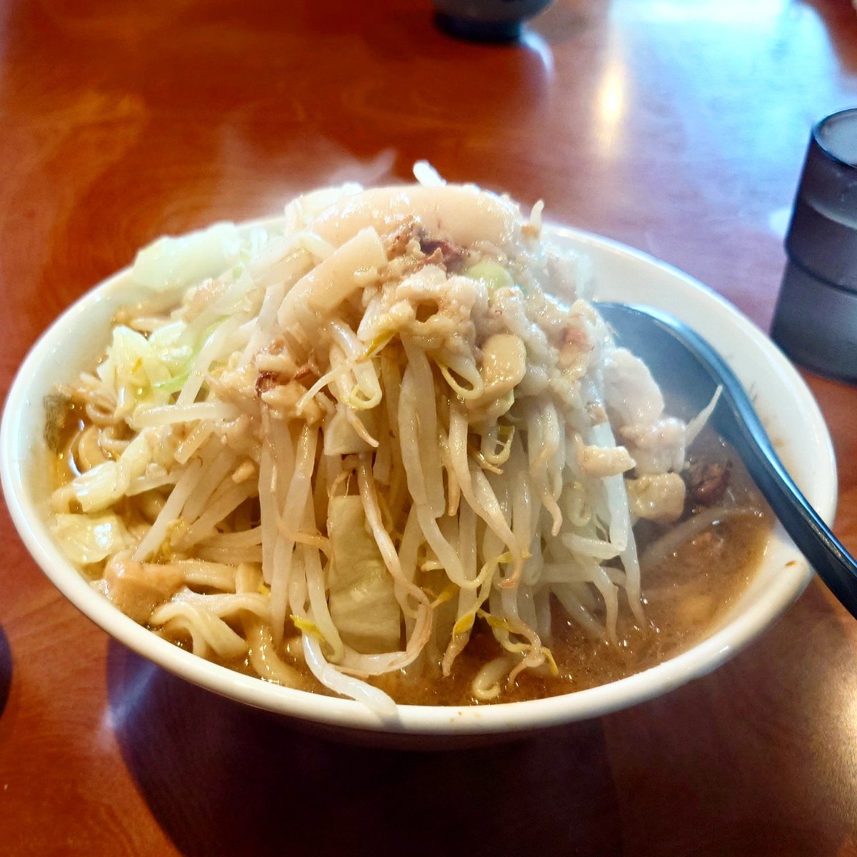 26like2022's tweet photo. ラーメン二郎　会津若松駅前店🍜

小ラーメン、ヤサイちょいマシ、アブラ、気まぐれライス

2024年6月訪問😊😌

豚は味染みでギュチ、ヤサイはややシャキでキャベツ多目、汁はマイル微乳化😋

#ラーメン二郎 #二郎 #二郎系 #ラーメン好きな人と繋がりたい #ラーメン  #ラーメン二郎会津若松駅前店 https://t.co/ekcJrd4H6b