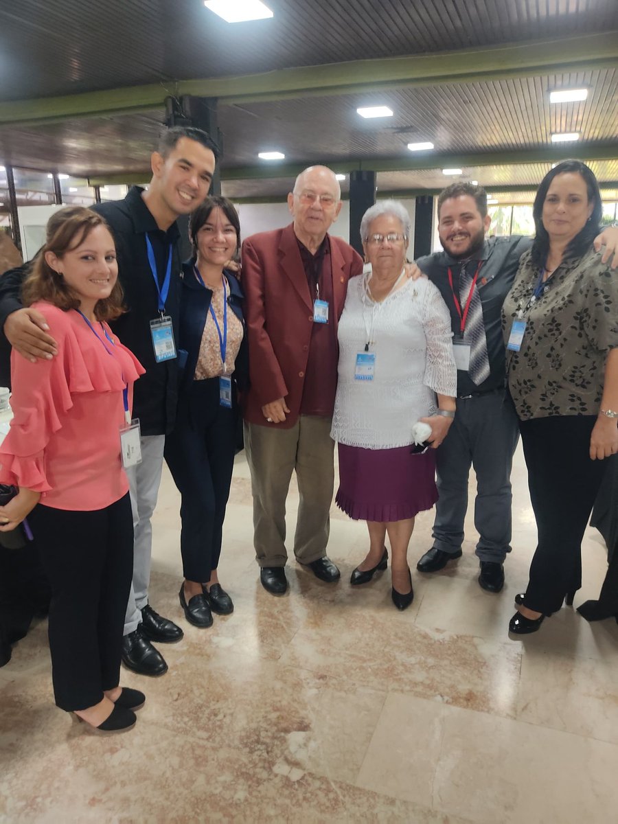 Hoy le dí un fuerte abrazo,le agradecí su coherencia y entrega por hacer de Cuba un mejor país.
Mi generación tiene en usted el verdadero ejemplo de militante y revolucionaria.
Reverencia para Gladis Bejerano!!!