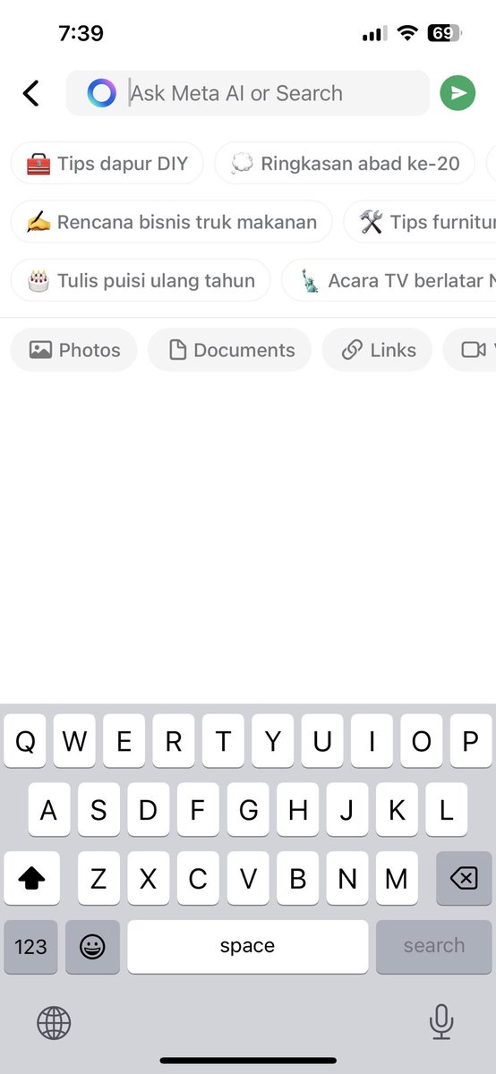 SigmaML's tweet image. No escaping Meta AI now, since the only way to search your messages in WhatsApp involves it. And, it helpfully prompts in something that looks like Malay or Indonesian, rather than English!