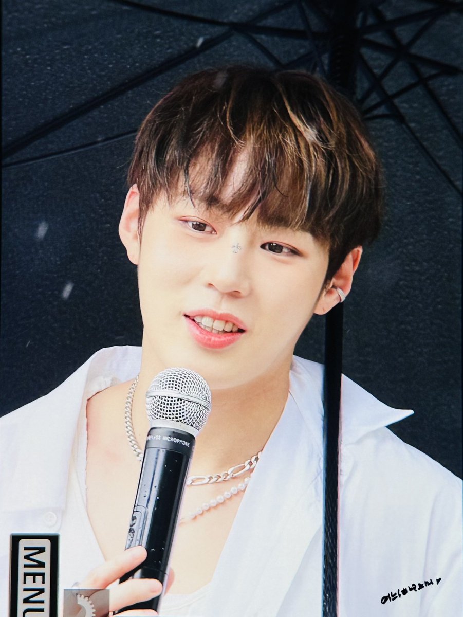 240720 쇼 음악중심 미니팬미팅🤍

미친 잘생김때문에 힘드롱🥰
눈빛, 턱선....❤️‍🔥❤️‍🔥❤️‍🔥
마이크 꼭 쥔 손은 cute🥹

#하성운 #성운 #Blessed #블레스드 #HASUNGWOON #河成雲 #ハソンウン #ซองอุน <a href="/gooreumseng/">하성운</a> @bpm_hsw <a href="/bpmentofficial/">BPM official</a>