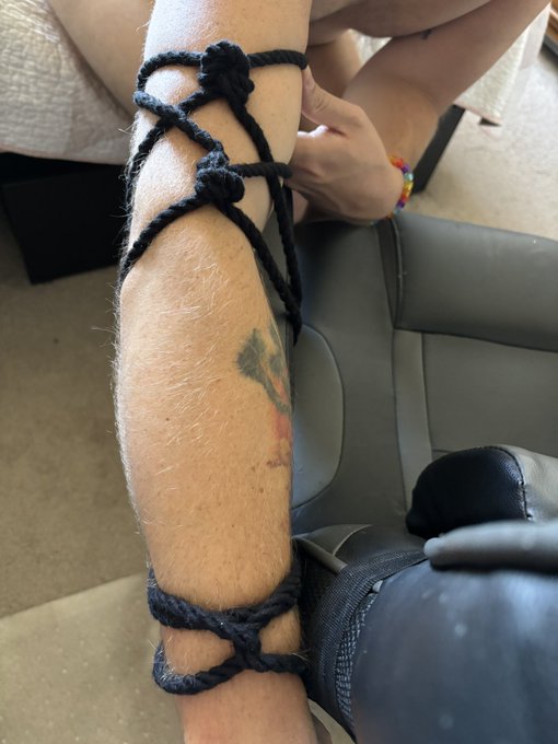 Awh poor cutie all tied up to the gamer chair to get the gamer puppy off 🙂&zwj;↕️ https://t.co/xDvYZaYza