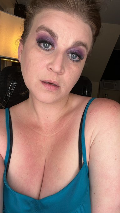 That ring light in my eyes. Up late and being dirty. DM for menu. 😈💋 https://t.co/jI4ACVHkUi<a href="/tag/bluemoon"class="tags"><span>#bluemoon</span></a><a href="/tag/supermoon"class="tags"><span>#supermoon</span></a><a href="/tag/bignaturals"class="tags"><span>#bignaturals</span></a><a href="/tag/superbluem"class="tags"><span>#superbluem</span></a>
