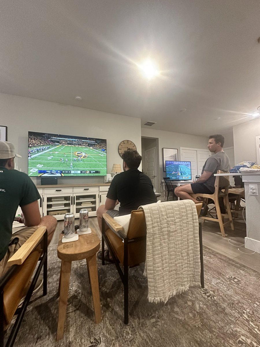 SSN_Zona's tweet photo. pulled the boys together to run an NCAA tournament #DudeFest #ThisIsThirty 🐻👇🏼 https://t.co/tmhJKbuHsc