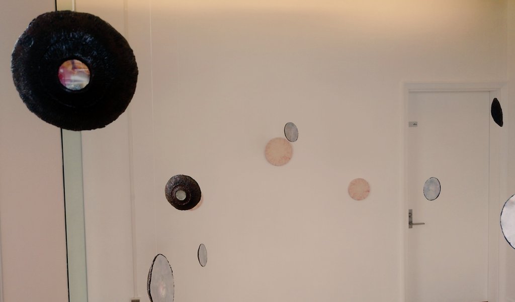 本日、15時前まで在廊予定です！

テラスに出ることもできますので、ぜひお庭の作品を上からも見てみてくださいね👀
隠れハートが見えるかもしれません♡