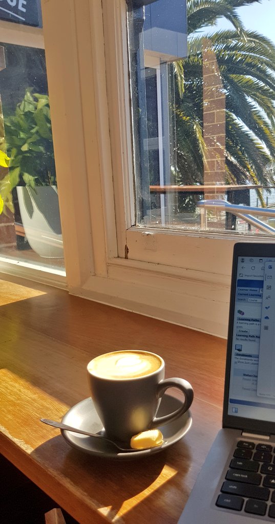 Real life juggling of perpetually sick tiny humans, school holiday care and fitting work in where ever and when ever I can #workingmum #leaderinheels #agoodcoffeemakesallthedifference #drdrayisthename #letsgetthingsdone #whendoesmoresleepcome