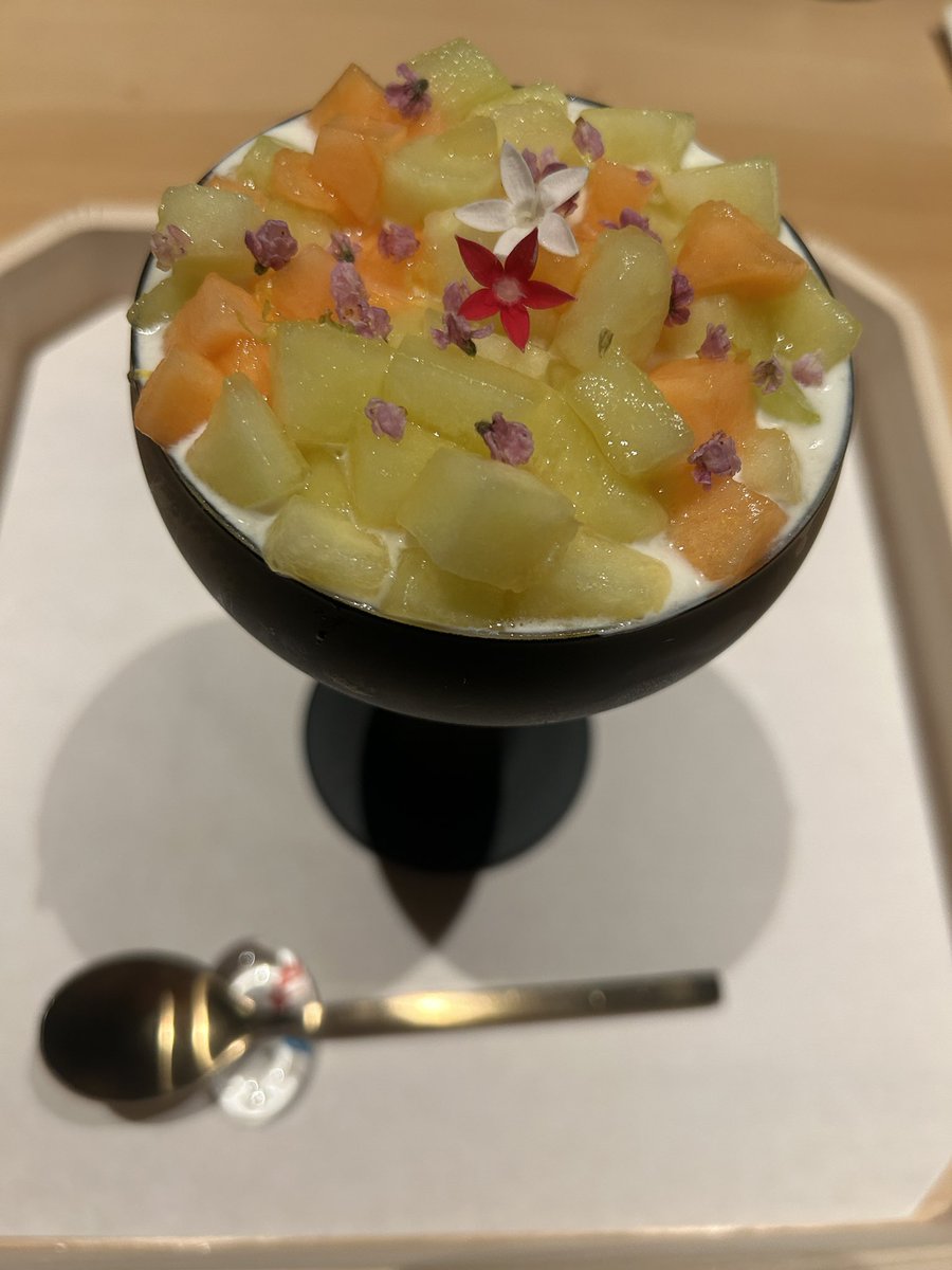 kohei_ike93's tweet image. 昨夜はサウナ後に、東銀座のホテルバーへ🍸 
素敵な場でいただいた煎茶とメロンの🍈パフェも美味しかったし、日々いろんな新しい扉を開けてる感覚は楽しくて最高ですね😆

#コートヤードマリオット銀座東武ホテル 
#光琳 
#korin 
#バー 
#パフェ 
#トロピカルマンゴー 
#ジン