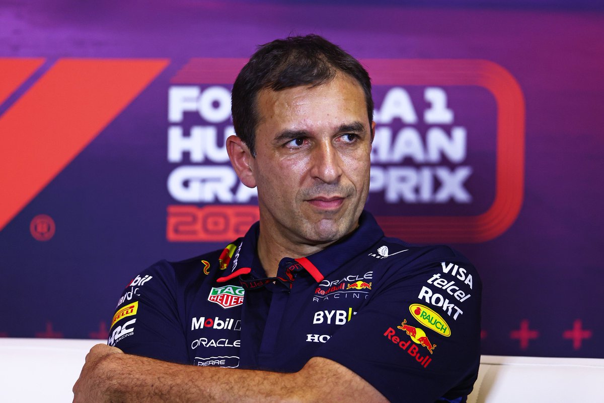 PrimeF1__'s tweet photo. “Si supiera [por qué @SChecoPerez ha tenido tantos problemas en las últimas carreras], lo arreglaría. Pero es difícil decirlo. Creo que en parte es culpa nuestra, seguro. Y es en lo que tenemos que intentar ayudarle para extraer el potencial del auto. Tengo algunas opiniones suyas. Tenemos alguna retroalimentación. Intentamos ayudarle. 

Los puntos no sólo reflejan cómo se siente en el auto. Eso es algo que... a veces ha tenido mala suerte, lo que pasó en alguna clasificación que podría afectar al resultado general de la carrera. Pero sí, creo que estamos tratando de ayudarlo a tener un mejor resultado para las próximas carreras, antes de la pausa de verano.

Es difícil de decir [si le falta confianza en el auto], no soy piloto, pero parece que la respuesta del coche no es la que le gusta. Eso es algo que tenemos que abordar por nuestra parte. 

Es difícil saber con exactitud dónde está el problema y decir que proviene de tal parte del auto. Es seguro que cuanto más se empuja el desarrollo del coche, más complicado puede empezar a ser su comportamiento. No tengo un punto exacto en el que podamos identificar dónde está el problema para él, en comparación con Max [VER]. Pero está claro que el hecho de que la estabilidad del coche se pueda mejorar para ambos pilotos, sospecho, le ayudará.”: Pierre Waché 🔥🇫🇷

#HungarianGP
