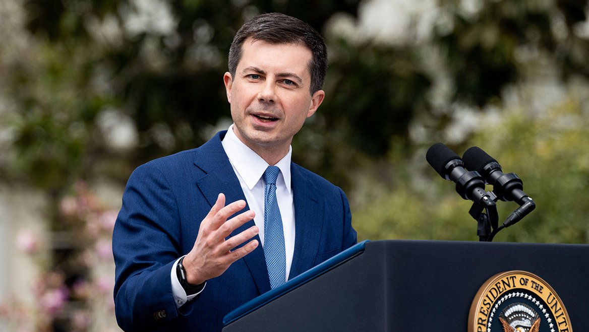 ChrisDJackson's tweet photo. 🚨 BREAKING: On tonight's *Real Time with Bill Maher, Bill Maher challenged @SecretaryPete to join others in urging President Biden to step down. Pete Buttigieg's response was resolute and passionate: "NO. I'm here because I believe in Joe Biden."
Secretary Pete continued, passionately defending the President: "The thing about Joe Biden is that he is really good at being president."
👏 👏 👏 👏 👏
