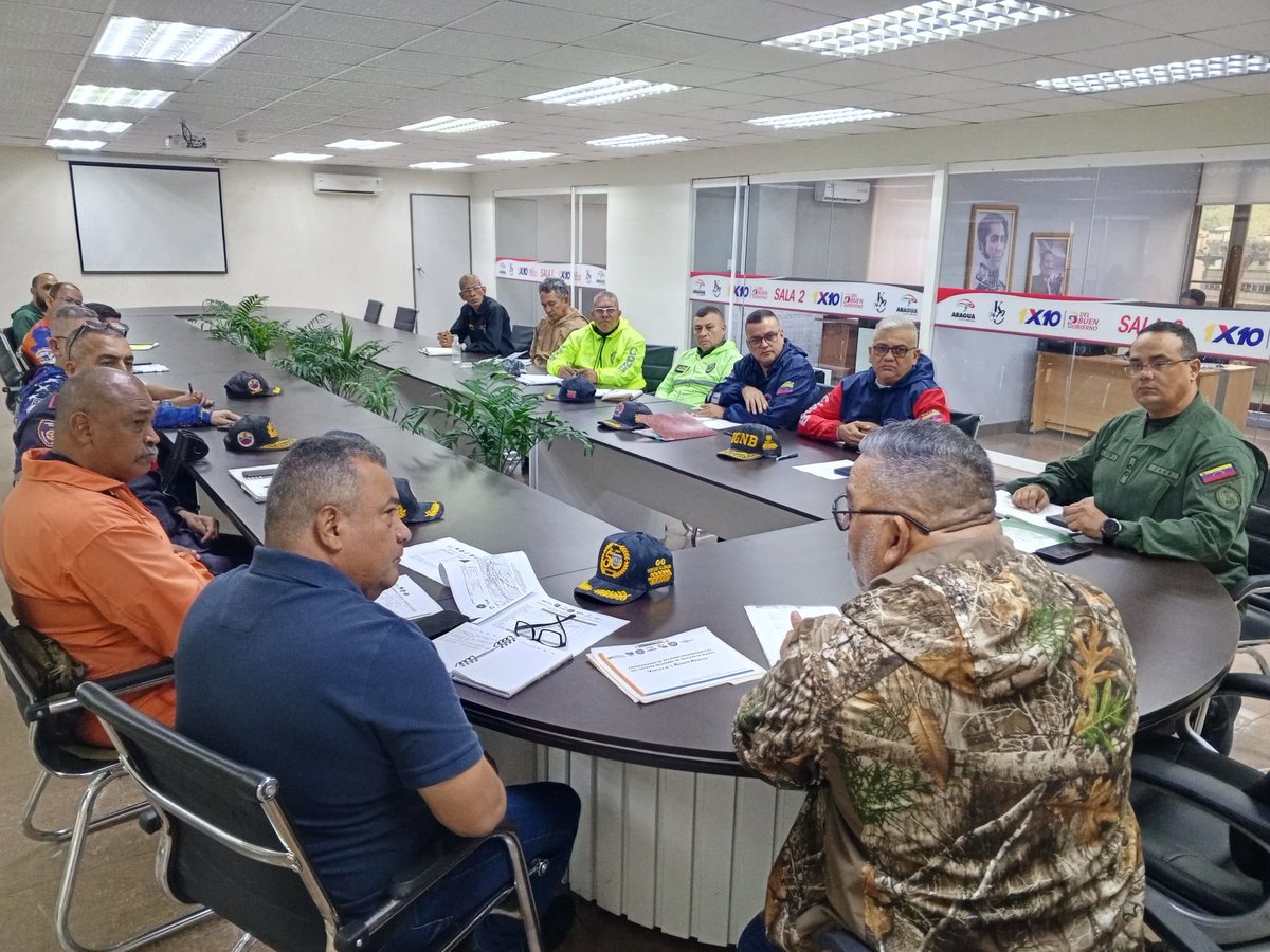 #EnFotos || FANB-Aragua y Gobernación siguen coordinando acciones ante las lluvias, con los organismos de administración de desastres y autoridades locales.
