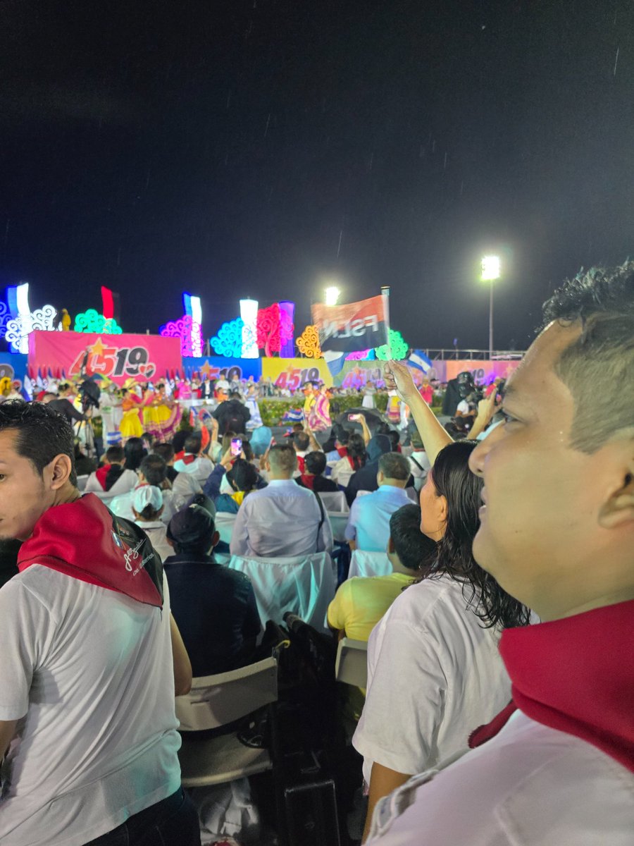 Ellos sembraron el sol, ellos sembraron amor y hoy nosotros defendemos la vida, la cosecha encendida, la Revolucion 
#4519LaPatriaLaRevolucion 
#UnidosEnVictorias