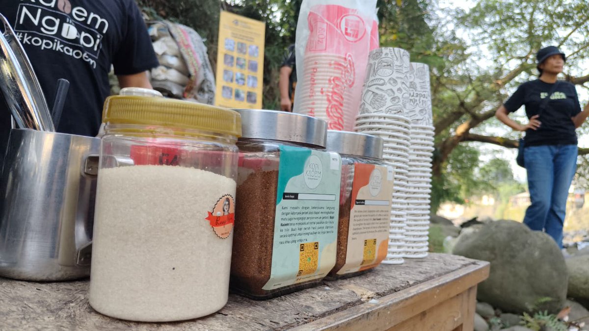 Temen-temen sudah di pinggir sungai Ciliwung untuk aksi bebersih sungai pagi ini.

Semangat 🔥🔥 
#laskarkarung
#Ciliwung