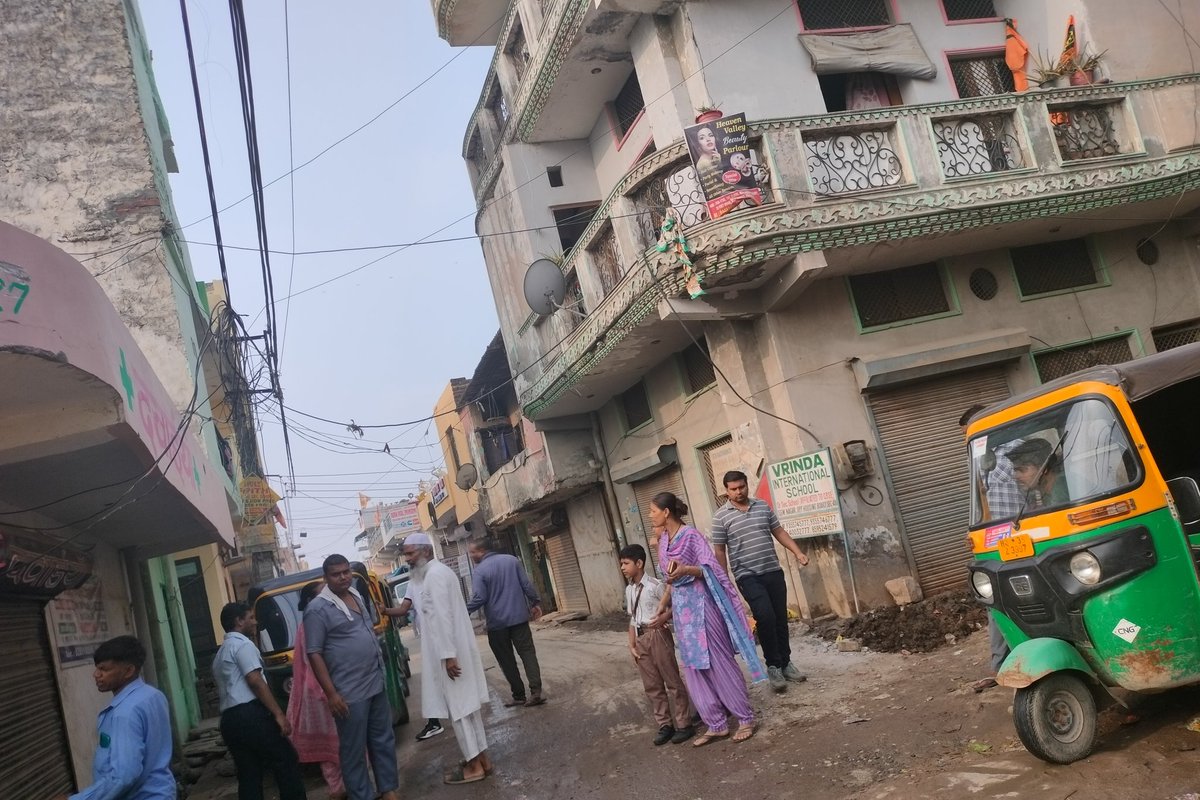 DCKAUSHIK0052's tweet photo. Shri Ram school sgm nagar faridabad के पास ऑटो वालों का डेली का यही काम है  आने जाने वाली पब्लिक को रोज परेशान करते है आपस में और आने जाने वालों से लड़ाई ओर गाली गलोच करते है जिसका बच्चो पर गलत असर पड़ता है ये स्टैंड यहां से हटाया जाए क्योंकि ये आधा रोड ब्लॉक रखते है। कार्यवाही https://t.co/39jYtoxU6N