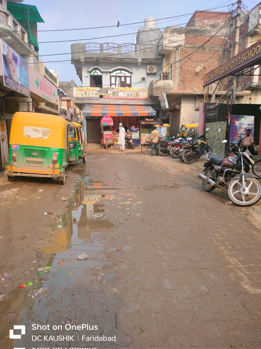 DCKAUSHIK0052's tweet photo. Shri Ram school sgm nagar faridabad के पास ऑटो वालों का डेली का यही काम है  आने जाने वाली पब्लिक को रोज परेशान करते है आपस में और आने जाने वालों से लड़ाई ओर गाली गलोच करते है जिसका बच्चो पर गलत असर पड़ता है ये स्टैंड यहां से हटाया जाए क्योंकि ये आधा रोड ब्लॉक रखते है। कार्यवाही https://t.co/39jYtoxU6N