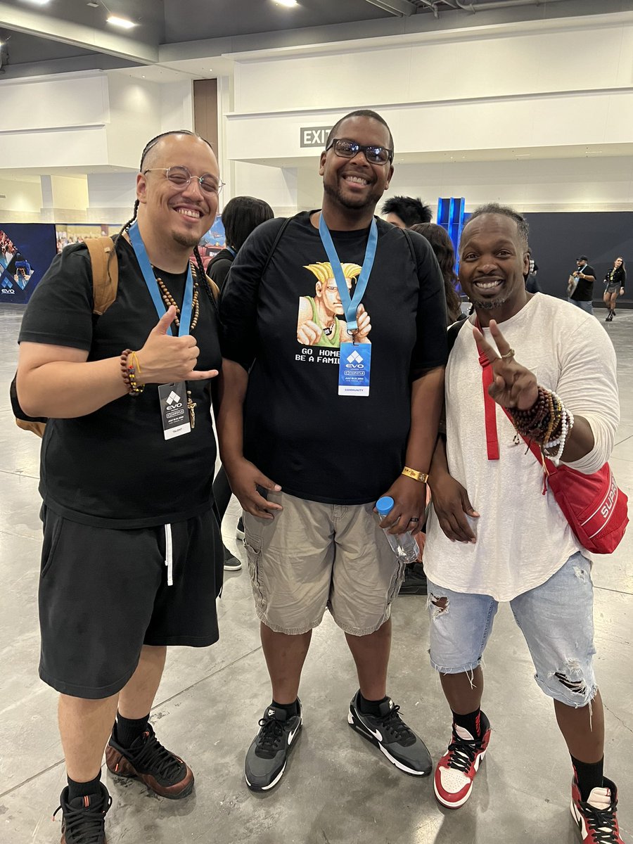 KingTriforce85's tweet photo. It was great meeting @IFCYipeS and @Tasty_Steve today great dudes! #Yipes #TastySteve https://t.co/Vd3xIhEuGz