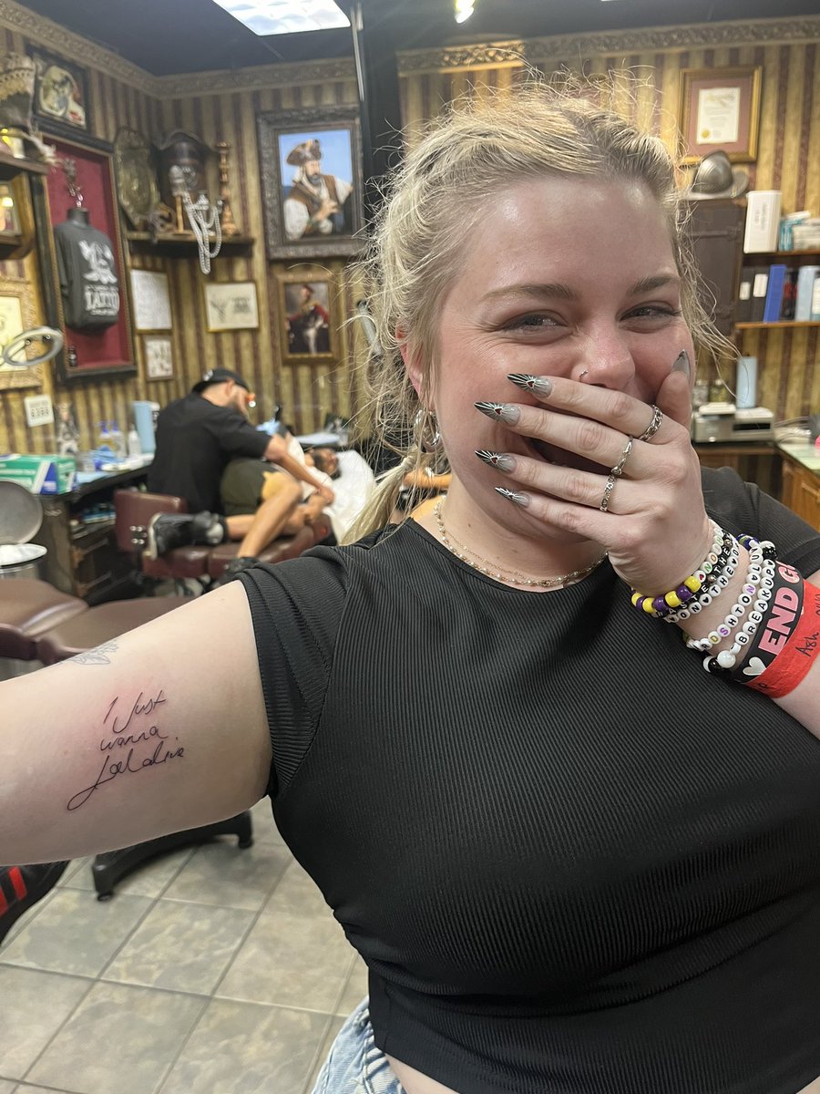 carlyn, occasionally ✩₊˚.⋆ tweet media