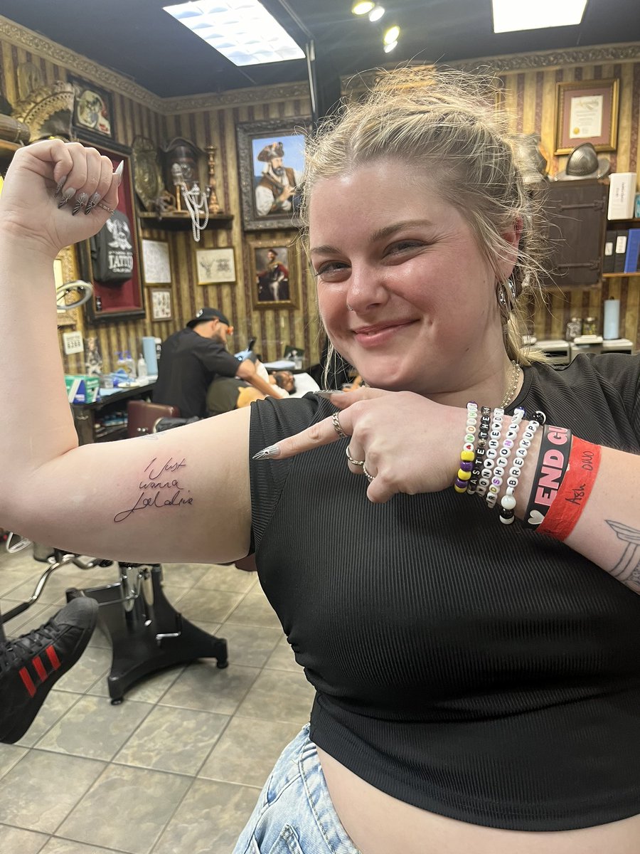 carlyn, occasionally ✩₊˚.⋆ tweet media