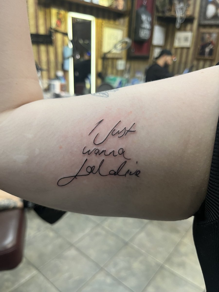 carlyn, occasionally ✩₊˚.⋆ tweet media