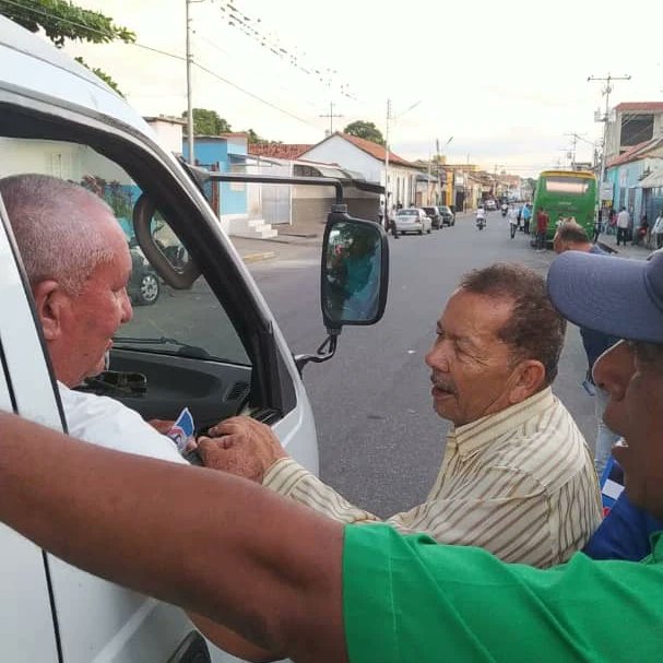 UNTinaquillo's tweet photo. #19Jul | Volanteo en la Av. Miranda  de Tinaquillo llevar el mensaje del cambio con @EdmundoGU 
Junto a equipo de la estructura de UNT Tinaquillo.

#SomosUnt #votoxvnzla
#democracia https://t.co/BIMImxBEEj