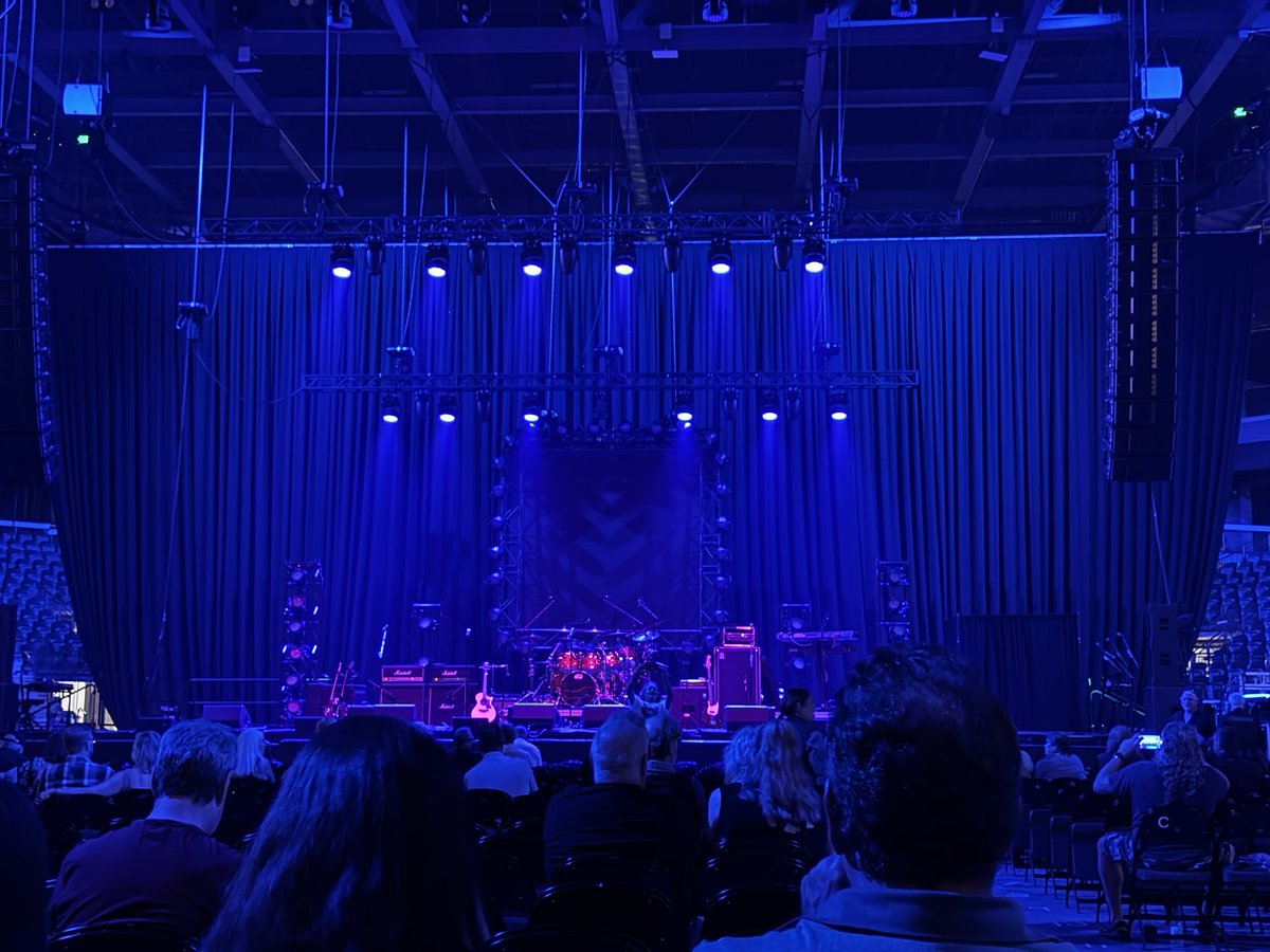 andy_eisen's tweet photo. Settling in at @LeesFamilyForum for @Starship and @BTObandofficial. Nice to be at a concert where we’re well below the average age in the audience!
(I do still have reading glasses in my pocket.)
#RockIsForEveryone https://t.co/nUa0mbB1Nj