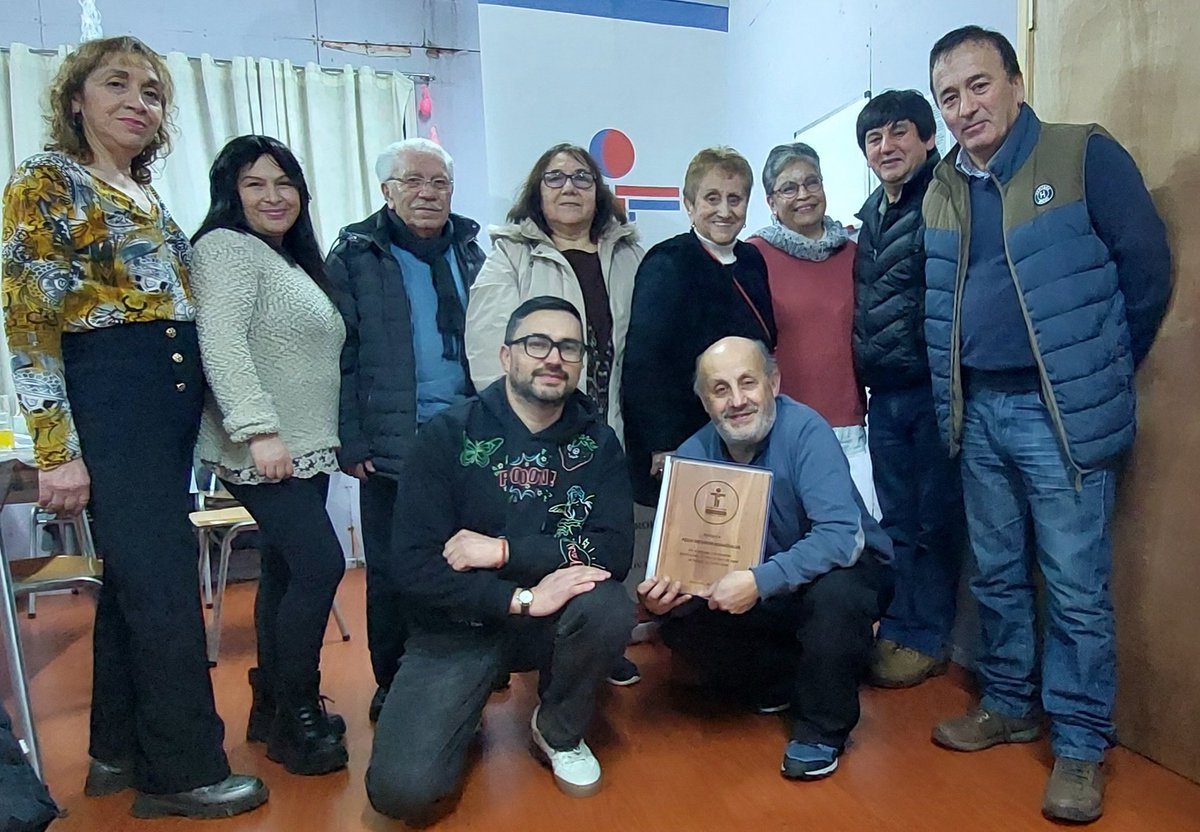 Nos reunimos en una pequeña celebración por los logros de estos 12 años de trabajo, en la foto falta doña Julia y don Walter, desde alguna parte de este universo nos miran Margarita y don Pedro.
Recordamos anécdotas, luchas, risas y repasamos el camino hasta llegar a hoy 👏.