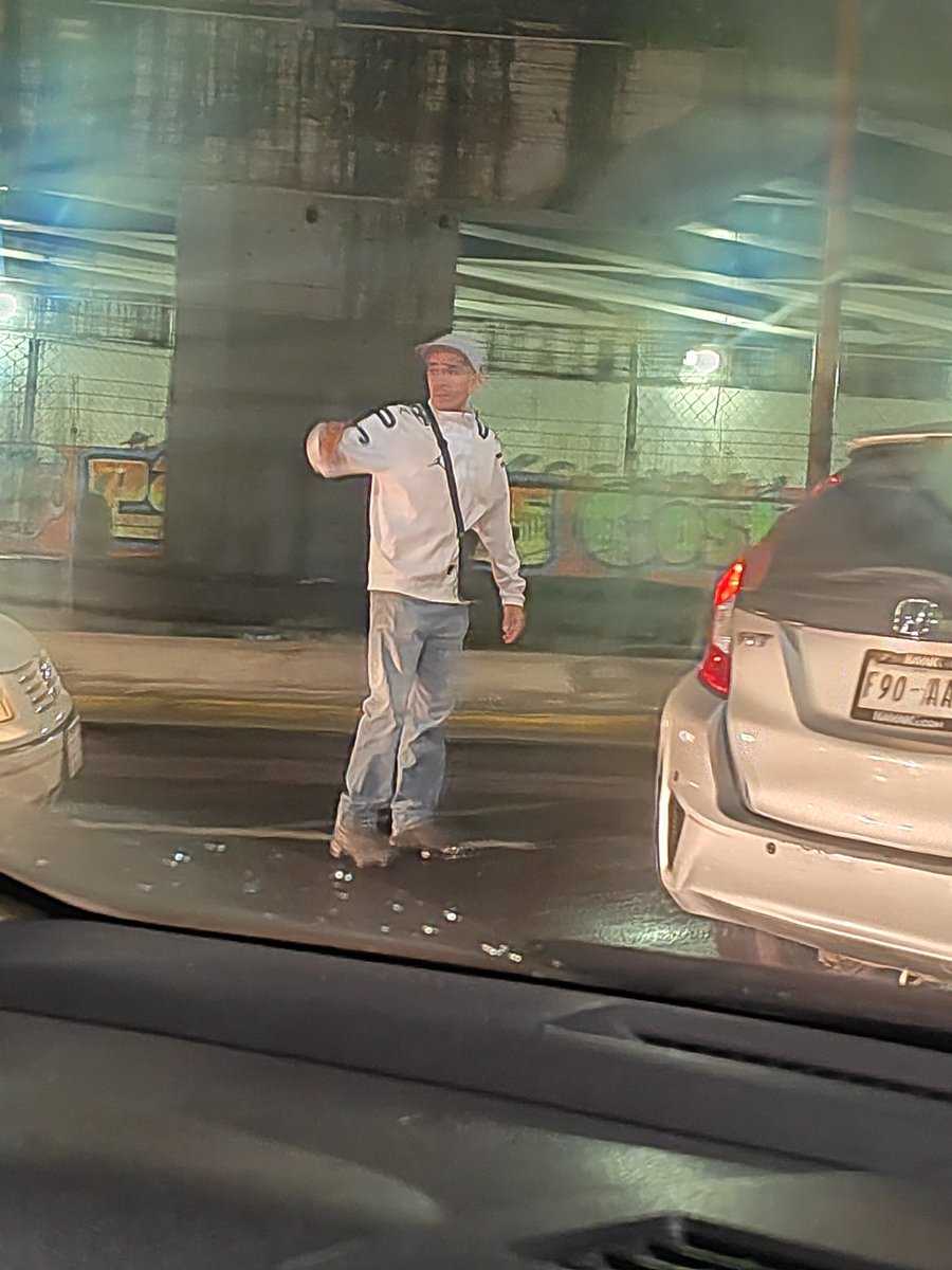 eddvac's tweet photo. @XochimilcoAl @VILLALVAZO13 @inakimanero este "oficial de tránsito" se queda parado frente a los carros entorpeciendo la vialidad en el cruce de 16 de septiembre y lateral de periférico, está permitido?Además de que si no le "cooperas" te insulta y amedrenta a los conductores https://t.co/dZvDHZznqR