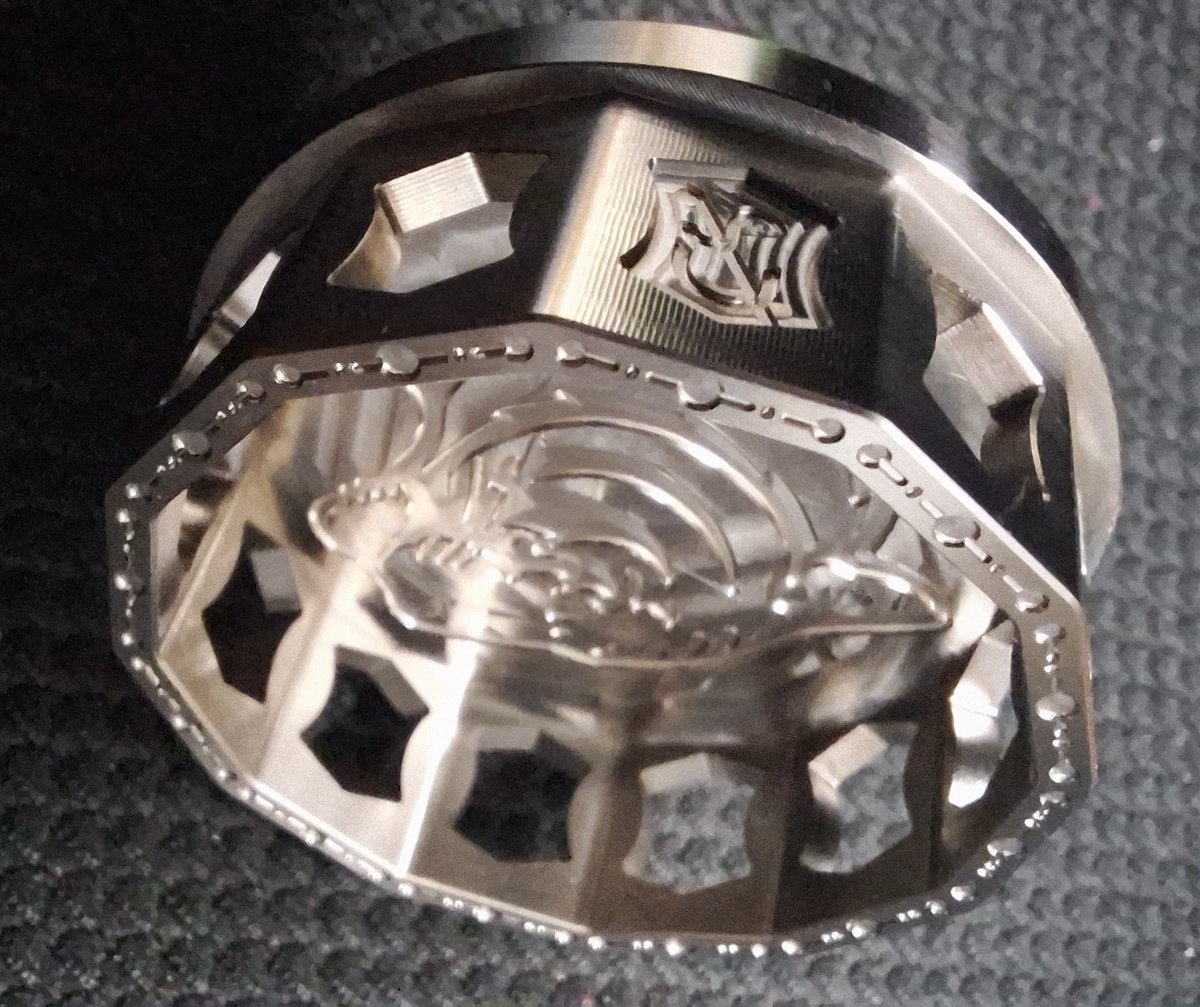 signoridesign's tweet photo. あの男🐯用の64チタン製フィラキャップが完成しました✨
締込み用専用工具も作ったよ🔧
思ってた以上に軽い❕
#SIGNORIDESIGN
#ZX14R
#64Ti https://t.co/yqsOWf8k6e