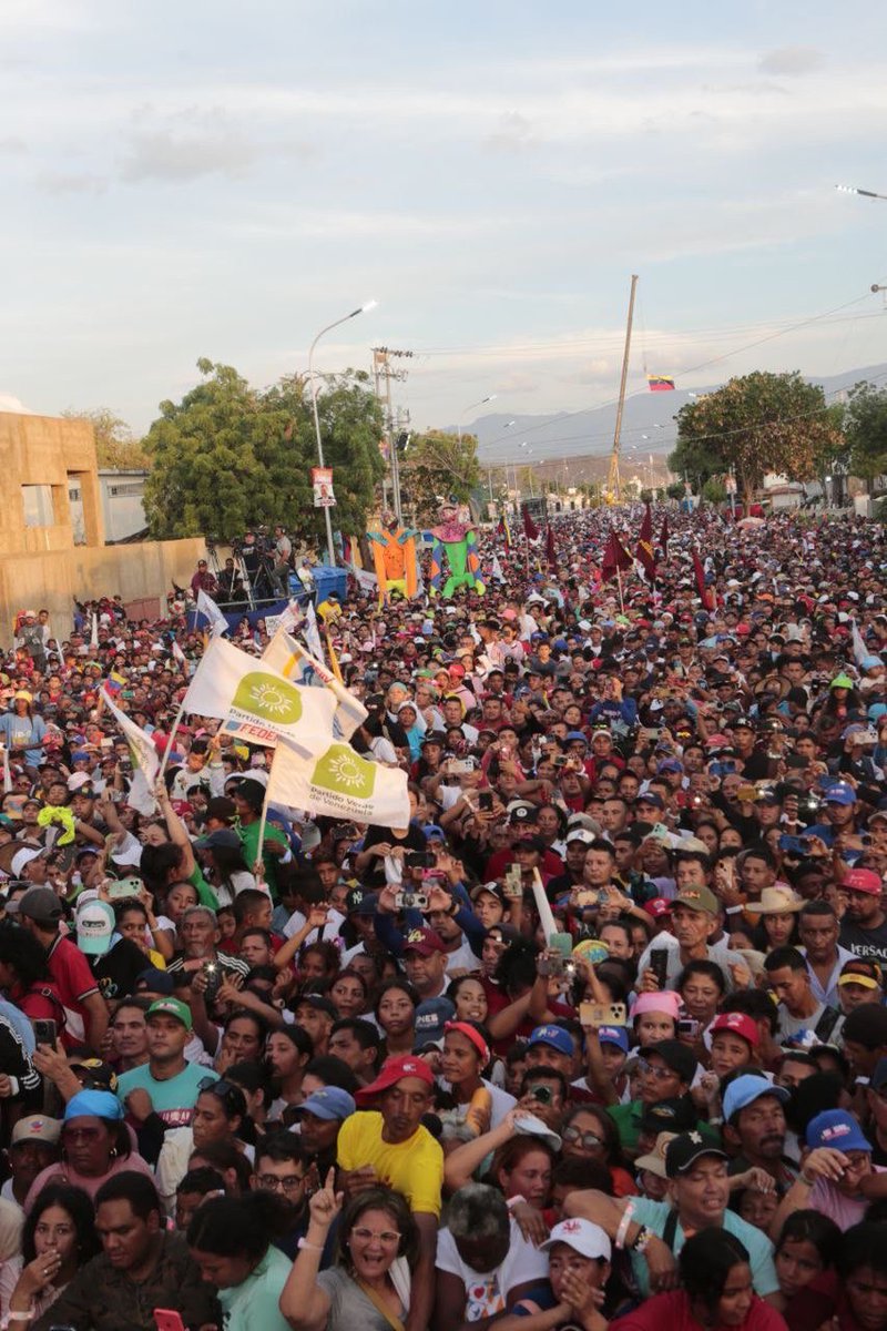 Hoy el pueblo desbordado a 9 días del triunfo del gallo Nico el Pdte. <a href="/NicolasMaduro/">Nicolás Maduro</a>: 

-Paraguaipoa 🇻🇪❤️

-Coro 🇻🇪💪🏻

La esperanza está en la calle y vencerá al odio de los que quieren boicotear a Venezuela. ¡Vamos a estar mejor!