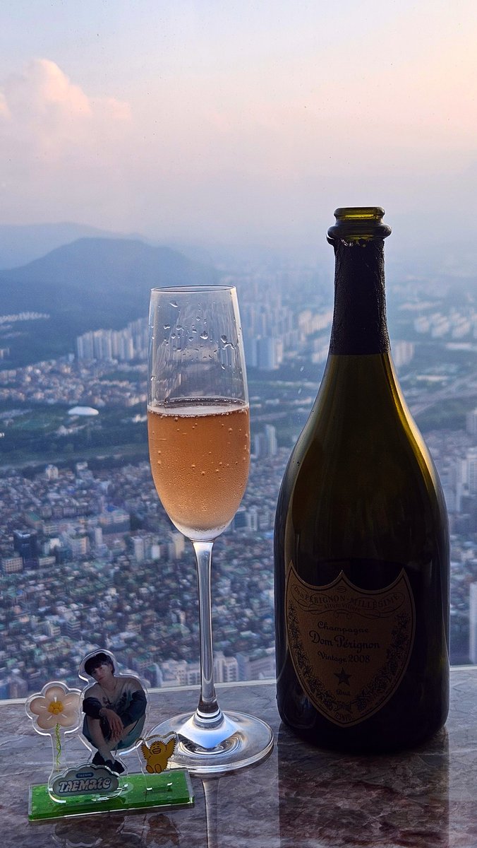 GraceChoi6v6's tweet photo. 울 탬니🌱, 8월 31일 첫 월드투어 소식에 데뷔년 빈티지인 #DomPerignon #vintage2008 오픈🍾🥂

탬니야, #월투 다시 한번 축하해🫶

#TaeminWorldTour2024
#Ephemeral_Gaze https://t.co/a6nz7t5jCB