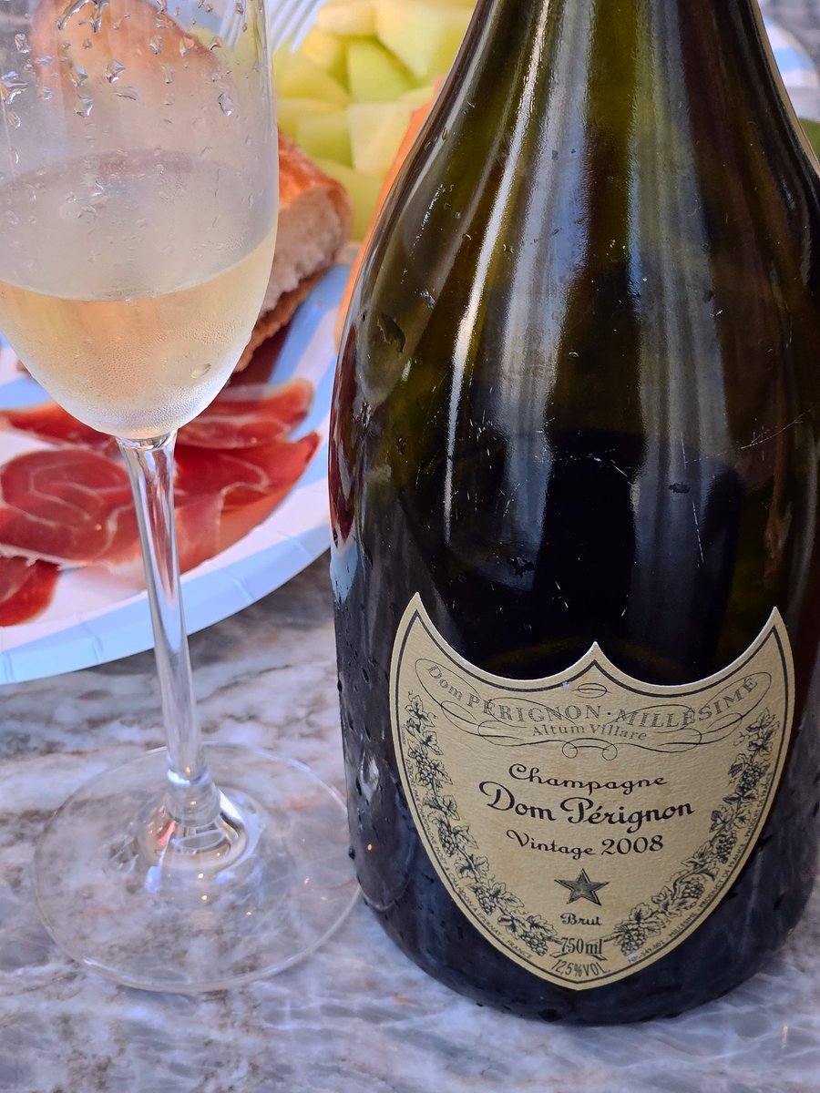 GraceChoi6v6's tweet photo. 울 탬니🌱, 8월 31일 첫 월드투어 소식에 데뷔년 빈티지인 #DomPerignon #vintage2008 오픈🍾🥂

탬니야, #월투 다시 한번 축하해🫶

#TaeminWorldTour2024
#Ephemeral_Gaze https://t.co/a6nz7t5jCB