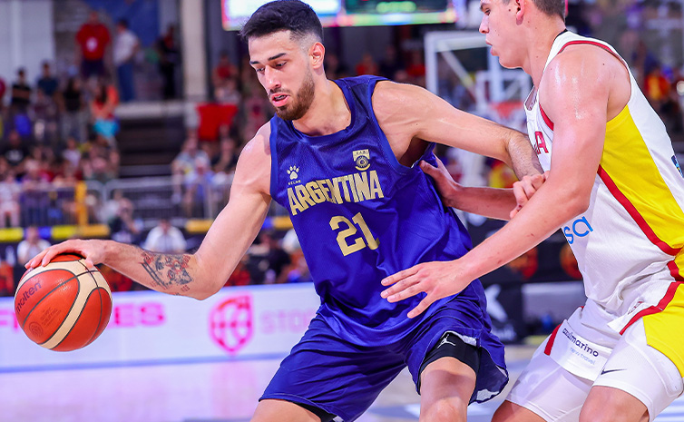 basquetplus's tweet photo. Los amistosos tuvieron tres triunfos y dos derrotas en la gira europea, pero lo más importante fue la idea de juego y volver a la defensa que la caracterizó.

Argentina y un rendimiento de menor a mayor en busca de recuperar su identidad
https://t.co/s4RmQSgWDx https://t.co/kuB6FovEvN