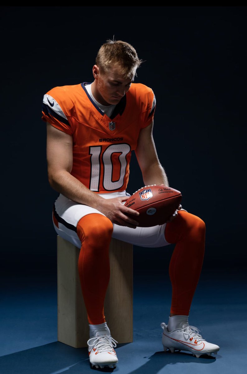 RespectMyCos's tweet photo. MY Bo Nix season predictions 

4,300 passing yards 
20 passing TDs 
6 INTs 
300 rushing yards 
2 rushing TDs https://t.co/o6ceLuAIU7