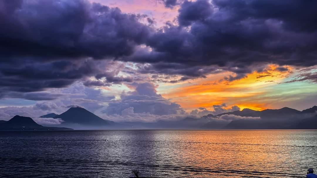 ClimaenGuate's tweet photo. Así fue en atardecer en San Antonio Palopó, Sololá ❤️ https://t.co/6x8e3Xl8Fj