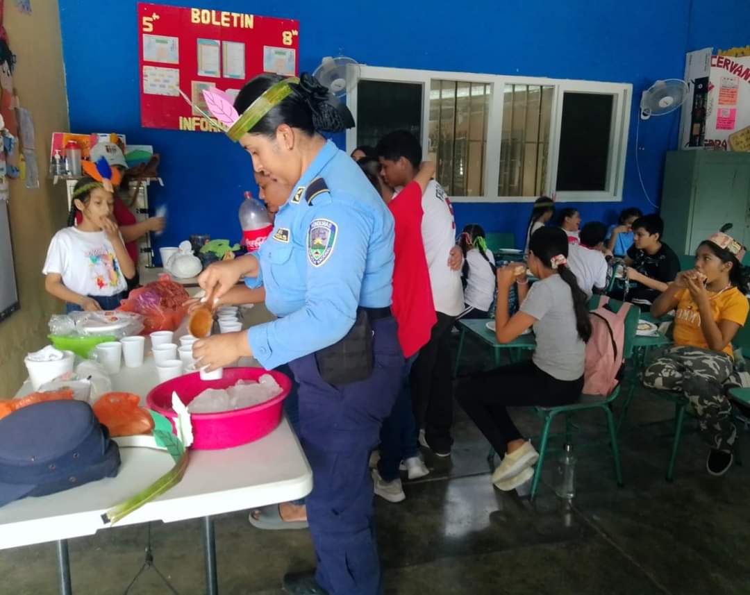 GreatH3421's tweet photo. 💫🤗/Celebramos el Día del Indio Lempira con los niños del C.E.B. Doctor Ramón Rosa, en el barrio Pénjamo de El Progreso, Yoro. Donde los Instructores #GREAT de la #UMEP-11 llevaron a cabo una actividad especial en conmemoración al Héroe Lenca.
 🤗🩵✨️ https://t.co/stjaV3aYAu