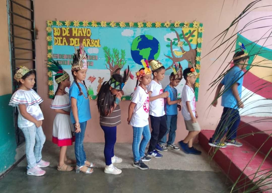 GreatH3421's tweet photo. 💫🤗/Celebramos el Día del Indio Lempira con los niños del C.E.B. Doctor Ramón Rosa, en el barrio Pénjamo de El Progreso, Yoro. Donde los Instructores #GREAT de la #UMEP-11 llevaron a cabo una actividad especial en conmemoración al Héroe Lenca.
 🤗🩵✨️ https://t.co/stjaV3aYAu