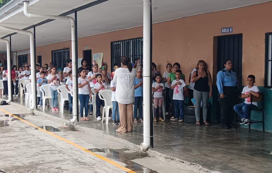 GreatH3421's tweet photo. 💫🤗/Celebramos el Día del Indio Lempira con los niños del C.E.B. Doctor Ramón Rosa, en el barrio Pénjamo de El Progreso, Yoro. Donde los Instructores #GREAT de la #UMEP-11 llevaron a cabo una actividad especial en conmemoración al Héroe Lenca.
 🤗🩵✨️ https://t.co/stjaV3aYAu