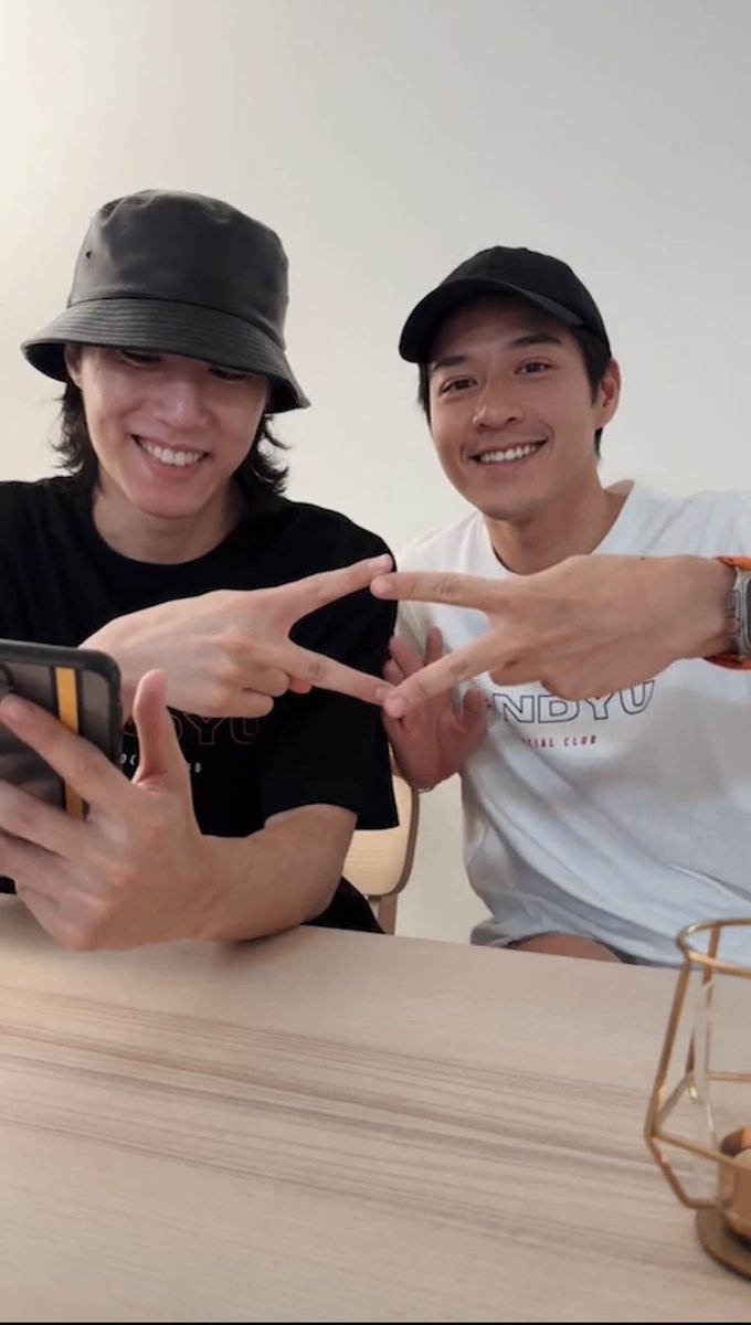xaquariusz's tweet photo. Just them being them🖤🤍 If it wasn’t for the brand we won’t be able to see them hanging out together. Love how they gave us a virtual signature🤭🥰
#ANDYU
#吳岳擎 #AndyWu 
#余晉 #YuJin 
#擎不自晉
cr: andyu.official ig https://t.co/VUo8W0X6bV