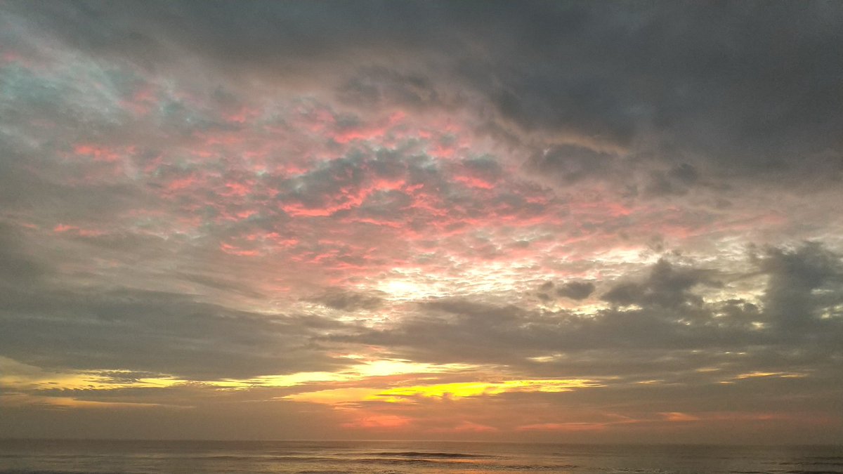 telecasting1's tweet photo. 曇り予報やったけど、朝日が見える事を信じて、行って来ました大竹海岸！何と神秘的な朝日を見ることが出来ましたよー。雲も素敵な演出をしてくれてました。やっぱり最高だ🤗
#お泊まりイバツー #大竹海岸 https://t.co/YekNhmbCMs