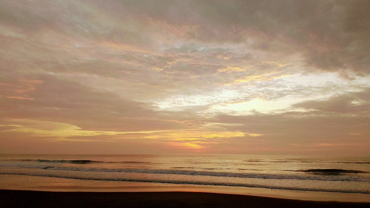 telecasting1's tweet photo. 曇り予報やったけど、朝日が見える事を信じて、行って来ました大竹海岸！何と神秘的な朝日を見ることが出来ましたよー。雲も素敵な演出をしてくれてました。やっぱり最高だ🤗
#お泊まりイバツー #大竹海岸 https://t.co/YekNhmbCMs